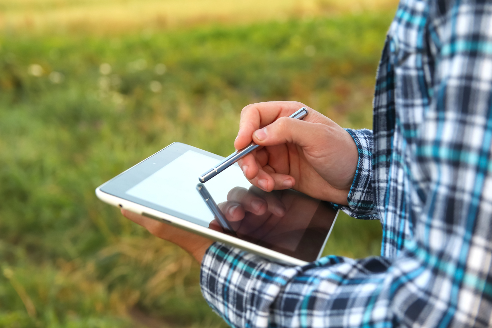 Agronomist in a field with tablet: The NestForms mobile data collection app for offline surveys