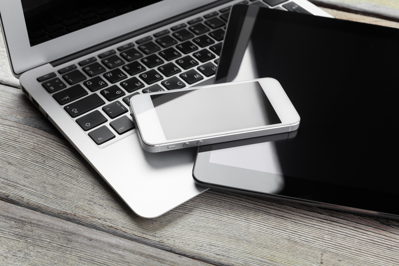 Laptop with Smartphone and tablet: collect mobile data with the NestForms Offline Survey app